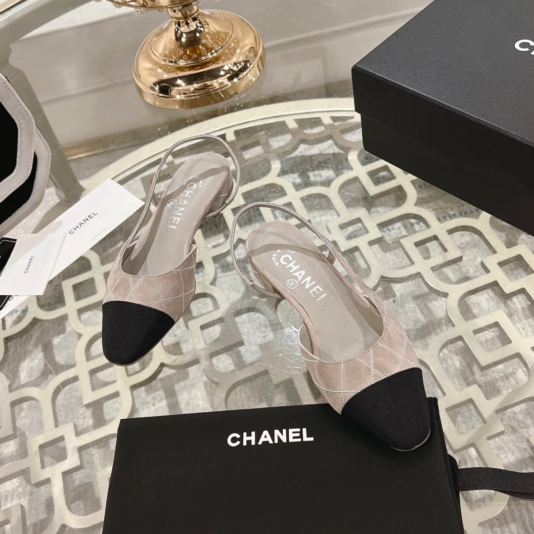 👟👟Ex-factory price 540👟👟 CHANEL Xiangjia 25vs spring and summer new fashion sandals series... Chanel is a very comprehensive noble fashion lifestyle brand. The same models are sold by major fashion bloggers and celebrities in Hong Kong, the United States, and other countries. They are simply beautiful. I fall in love with elegance and the playful sense of the future. I want to own them right away just by looking at them. But you can really think about a pair of exquisite high heels. This series is specially designed for extraordinary and indifferent ladies to create a unique overall effect. CHANEL designs products that inspire women to move forward and highlight their charm... 1️⃣Material: original customized high mercerized sheepskin 2️⃣Inner lining: original customized imported sheepskin 3️⃣Feet: original customized imported sheepskin 4️⃣Outsole: genuine leather sole imported from Italy 5️⃣Heel height: 2.5cm/6.5cm/9cm 6️⃣Number: 34-43 (34.40.41.42.43 customized is not returnable) 7️⃣Packaging: The latest and exquisite full set of packaging at the counter